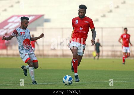 Bashundhara King giocatore brasiliano Gomes Nascimento Dorielton (Red J-9) durante il Bangladesh Premier League 2022-23 partita contro Bangladesh Muktijod Foto Stock