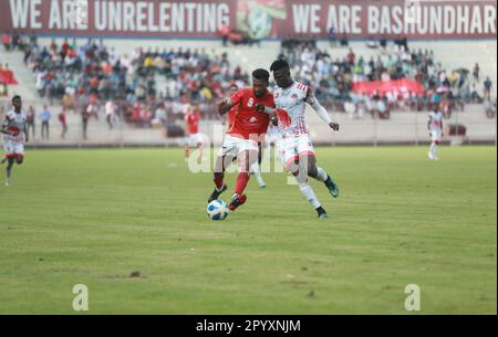 Bashundhara King giocatore brasiliano Gomes Nascimento Dorielton (Red J-9) durante il Bangladesh Premier League 2022-23 partita contro Bangladesh Muktijod Foto Stock