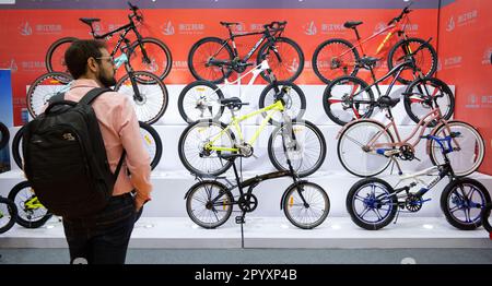 Pechino, Cina. 5th maggio, 2023. Un visitatore guarda le biciclette esposte durante la China International Bicycle Fair 31st a Shanghai, 5 maggio 2023. Credit: CAI Yang/Xinhua/Alamy Live News Foto Stock