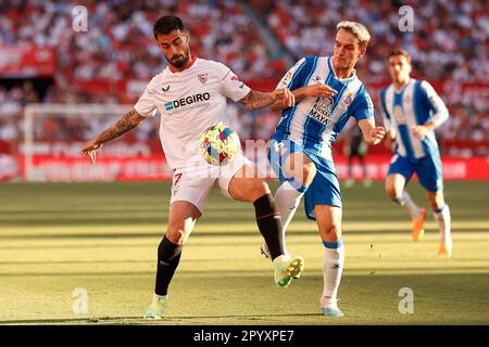 Siviglia, Spagna. 04th maggio, 2023. Suso (7) del Sevilla FC e Denis Suarez (6) di Espanyol visto durante la partita di LaLiga Santander tra Sevilla FC ed Espanyol a Estadio Ramon Sanchez Pizjuan a Siviglia. (Photo Credit: Gonzales Photo/Alamy Live News Foto Stock