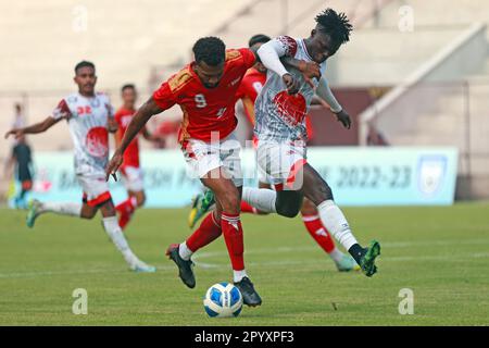 Bashundhara King giocatore brasiliano Gomes Nascimento Dorielton (Red J-9) durante il Bangladesh Premier League 2022-23 partita contro Bangladesh Muktijod Foto Stock