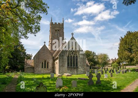 Chiesa di St Matthews nel villaggio Cotswold di Coates, Gloucestershire, Inghilterra, Regno Unito Foto Stock
