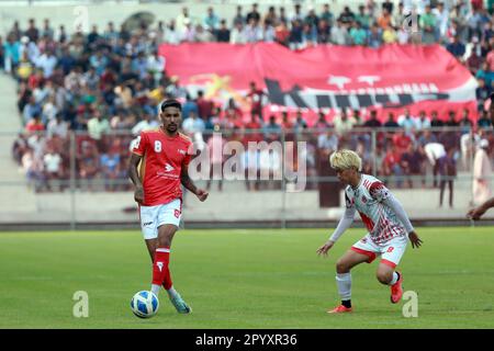 Bashundhara King giocatore brasiliano Miguel Ferreira Damasceno (Rosso J-8) durante la partita della Lega 2022-23 del Bangladesh contro il Bangladesh Muktijodd Foto Stock