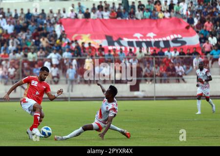 Bashundhara Kings, difensore di M.. Saad Uddin (Red J-22) Bangladesh Premier League 2022-23 partita tra Basundhra Kings e Bangladesh Muktijoddha SKC at Foto Stock