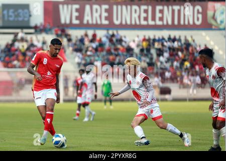 Bashundhara King giocatore brasiliano Miguel Ferreira Damasceno (Rosso J-8) durante la partita della Lega 2022-23 del Bangladesh contro il Bangladesh Muktijodd Foto Stock