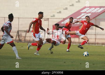 Bashundhara King Uzbekistan giocatore Asror Gafurov (Red J-77) durante il Bangladesh Premier League 2022-23 partita contro Bangladesh Muktijoddha SKC at Foto Stock