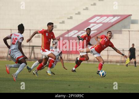 Bashundhara King Uzbekistan giocatore Asror Gafurov (Red J-77) durante il Bangladesh Premier League 2022-23 partita contro Bangladesh Muktijoddha SKC at Foto Stock