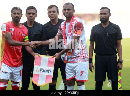 Il capitano dei re di Bashundh Sohel Rana (L) e il capitano dello SKC di Muktijoddha del Bangladesh MD. Aminur Rahman Sajib (R) durante il Bangladesh Premier League 2022-23 Foto Stock