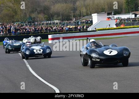 Gary Pearson, Jaguar D-Type Long Nose, James Wood, Lotus-Climax 15, Salvadori Cup, un pilota singolo di 20 minuti per le vetture Sport Racing che hanno gareggiato Foto Stock