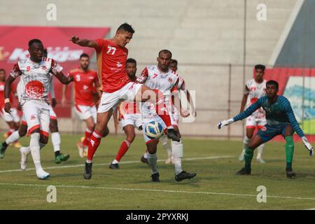 Bashundhara King Uzbekistan giocatore Asror Gafurov (Red J-77) durante il Bangladesh Premier League 2022-23 partita contro Bangladesh Muktijoddha SKC at Foto Stock