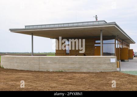 05 maggio 2023, Sassonia-Anhalt, Pömmelte-Zackmünde: Vista del "Centro informazioni turistiche al Santuario ad anello di Pömmelte". L'edificio e' la prima struttura di terra rammed contemporanea nella Germania centrale. Per il centro visitatori, circa 130 tonnellate di argilla sono state stampate strato per strato a mano. L'edificio è lungo 25 metri, largo 5 metri e alto 3,60 metri. Foto: Klaus-Dietmar Gabbert/dpa/ZB Foto Stock