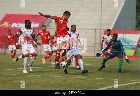 Bashundhara King Uzbekistan giocatore Asror Gafurov (Red J-77) durante il Bangladesh Premier League 2022-23 partita contro Bangladesh Muktijoddha SKC at Foto Stock