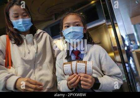 Una ragazza che mostra i biglietti del film del HH30 HHon Cinema Day 2023 il 29 aprile al di fuori di un cinema a Mong Kok, durante il quale i biglietti saranno ridotti a soli $ $30 ciascuno come parte della campagna "Happy Hong Kong". 27APR23 SCMP/Yik Yeung-man Foto Stock