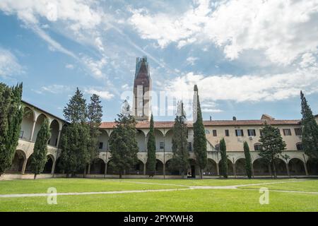 Cortile interno della chiesa di Santa Maria Novella. È la prima grande basilica di Firenze Foto Stock