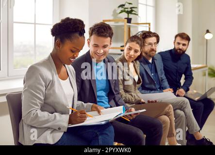 Giovani e millennial diversi partecipano a seminari aziendali o corsi di formazione insieme. Foto Stock