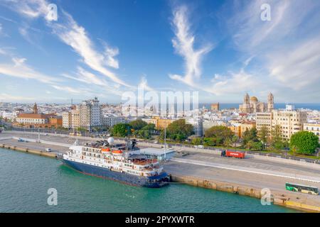 Vista su Cadice dal di una nave da crociera Foto Stock