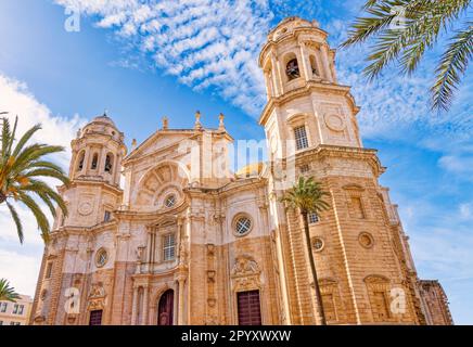 Una vista frontale della Cattedrale di Cadice, nel centro di Cadice, Spagna Foto Stock