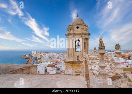 La vista dalla cima della torre dell'orologio nella Cattedrale di Cadice nel centro di Cadice, Spagna Foto Stock