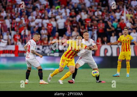 Siviglia, Spagna. 03rd maggio, 2023. Siviglia, Spagna Maggio 3 2023 Romeu (18 Girona) e L.Ocampos (5 Sevilla fc) lottano per mantenere il possesso della palla durante la partita del giorno numero 32 della lega Santander tra Sevilla FC e Girona allo Stadio Sanchez Pizjuan (Lorena Martin/SPP) Credit: SPP Sport Press Photo. /Alamy Live News Foto Stock