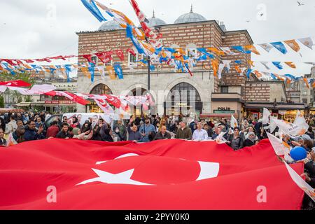 5 maggio 2023: Istanbul, Turchia: I sostenitori del Partito Giustizia e sviluppo (AKP) stanno facendo propaganda di partito nella storica piazza Eminonu con i loro pennants e bandiere del partito. Il 14 maggio 2023 si terranno in Turchia le elezioni generali per eleggere il Presidente della Turchia e per eleggere le elezioni parlamentari. (Credit Image: © Tolga Ildun/ZUMA Press Wire) SOLO PER USO EDITORIALE! Non per USO commerciale! Foto Stock