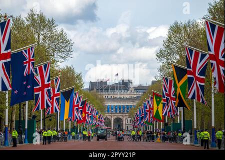 Londra, Regno Unito. 05th maggio, 2023. La strada 'The Mall' tra l'Admiralty Arch e Buckingham Palace e' chiusa ai passanti ed e' in preparazione per l'incoronazione. L'incoronazione di Re Carlo III avrà luogo a Londra il 6 maggio. Credit: Sina Schuldt/dpa/Alamy Live News Foto Stock