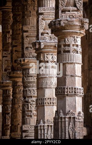 Pilastri del Adhai DIN Ka Jhopra, Ajmer, Rajasthan, India Foto Stock