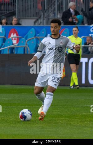 Toronto, ON, Canada - 29 aprile 2023: Brandon Servania #23 centrocampista del Toronto FC pratica con la palla prima del 2023 MLS regolare Season MAT Foto Stock