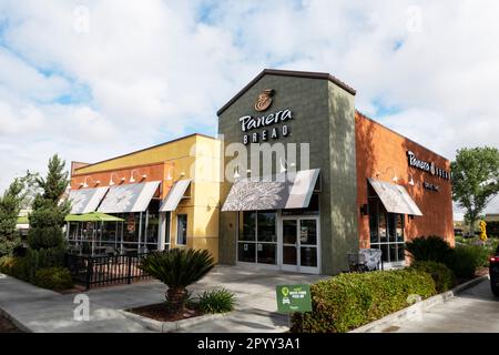 Menifee, CA, USA - 3 maggio 2023: Di fronte al Panera Bread Restaurant Foto Stock