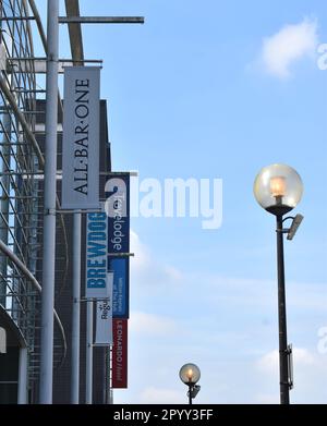 Insegna per bar e hotel presso l'Hub nel centro di Milton Keynes, con spazio per fotocopie. Foto Stock