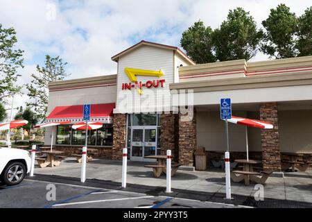 Menifee, CA, USA - 3 maggio 2023: Insegna esterna e vetrina del ristorante in N Out. Foto Stock