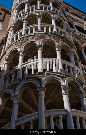 Vista esterna della scenografica scalinata di Palazzo Contarini del Bovolo a Venezia Foto Stock