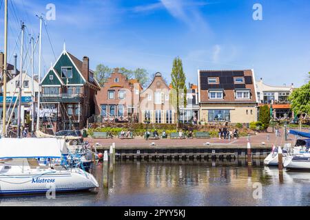 Facciate storiche nel vecchio porto del villaggio di pescatori di Urk, Paesi Bassi Foto Stock
