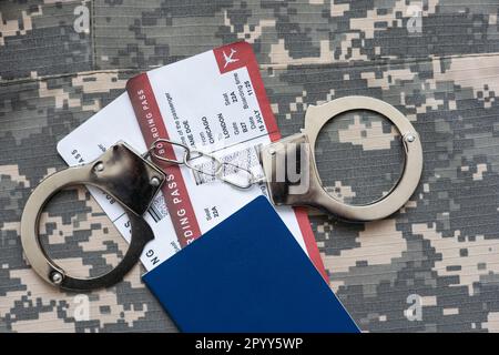 divisa militare e manette, biglietti Foto Stock