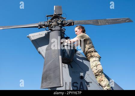 Mississippi, Stati Uniti. 20th Apr, 2023. Il personale dell'aeronautica Sgt. Natalie Glass diagnostica problemi meccanici su un elicottero di nave Hawk HH-60G durante l'esercitazione Southern Strike al Gulfport Combat Readiness Training Center, Gulfport, Miss., 20 aprile 2023. L'esercizio di combattimento multinazionale su larga scala, congiunto, fornisce una formazione tattica e mette in evidenza il dominio dell'aria, l'impiego in combattimenti agili, l'impegno di precisione, il supporto aereo stretto, il comando e il controllo, Recupero del personale, evacuazione aeromedica e lotta supporto medico Credit: US Navy/ZUMA Press Wire Service/ZUMAPRESS.com/Alamy Notizie dal vivo Foto Stock