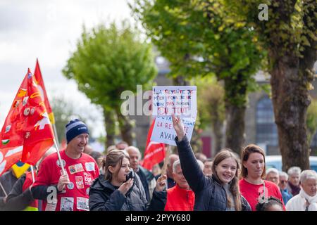 Carhaix, Francia - Maggio 1 2023: Dimostrazione contro la riforma della pensione con una ragazza adolescente che tiene un segno dicendo in inglese: Non mi interessa la pensione Foto Stock