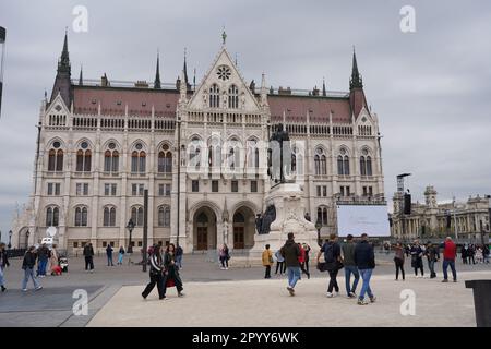 Budapest, Ungheria - 29 aprile 2023 - l'edificio del Parlamento ungherese - preparazione alla visita di Papa Francesco Foto Stock