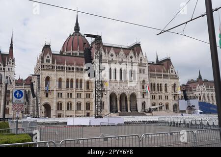 Budapest, Ungheria - 29 aprile 2023 - l'edificio del Parlamento ungherese - preparazione alla visita di Papa Francesco Foto Stock
