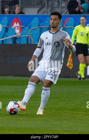 Toronto, ON, Canada - 29 aprile 2023: Brandon Servania #23 centrocampista del Toronto FC pratica con la palla prima del 2023 MLS regolare Season MAT Foto Stock