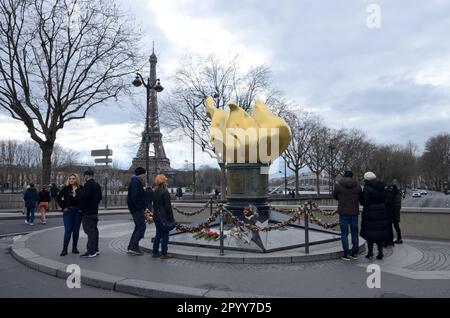 Parigi, Francia - 19 marzo 2023: La fiamma della libertà, una copia della fiamma coperta da foglia d'oro della Statua della libertà e della Torre Eiffel al Foto Stock