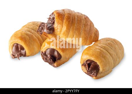 Cannoli di pasta sfoglia ripieni di crema al cioccolato isolati su bianco con percorso di taglio Foto Stock