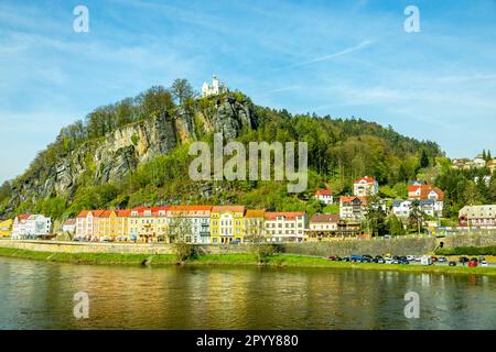 Bella passeggiata primaverile nella città di confine ceca di Decin lungo l'Elba - Svizzera boema - Repubblica Ceca Foto Stock