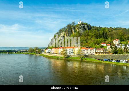 Bella passeggiata primaverile nella città di confine ceca di Decin lungo l'Elba - Svizzera boema - Repubblica Ceca Foto Stock