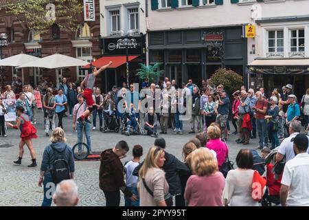 Kaiserslautern, Germania. 5th maggio, 2023. Il Duo PIU o Meno si esibisce di fronte a un pubblico entusiasta. Il festival dell'arte di strada si svolge in centro nell'arco di tre giorni. La città di Kaiserslautern ha invitato artisti internazionali di 14 nazioni. Credit: Gustav Zygmund/Alamy News Foto Stock