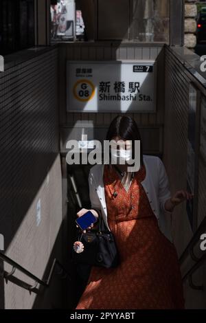 Tokyo, Giappone. 2nd maggio, 2023. Una donna con una maschera facciale esce dalla stazione della metropolitana di Shinbashi a Tokyo. (Credit Image: © Stanislav Kogiku/SOPA Images via ZUMA Press Wire) SOLO PER USO EDITORIALE! Non per USO commerciale! Foto Stock