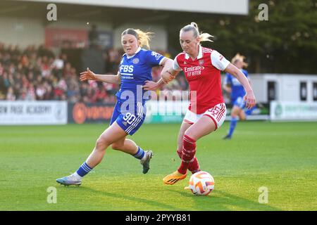 Il Ruby Mace di Leicester City (a sinistra) e Stina Blackstenius dell'Arsenal combattono per la palla durante la partita della Super League femminile di Barclays al LV Bet Stadium Meadow Park, Borehamwood. Data immagine: Venerdì 5 maggio 2023. Foto Stock