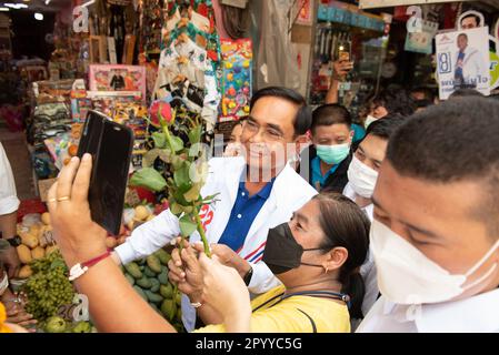 Samutprakan, Thailandia. 05th maggio, 2023. Prayuth Chan-ocha (C), primo Ministro candidato del Partito delle Nazioni Unite, campagna per incontrare persone al mercato di Phra Pradaeng, Provincia di Samutprakan (adiacente a Bangkok), Thailandia, il 5 maggio 2023. (Foto di Teera Noisakran/Pacific Press) Credit: Pacific Press Media Production Corp./Alamy Live News Foto Stock