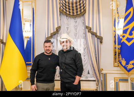 Kiev, Ucraina. 12 aprile 2022. Il presidente ucraino Volodymyr Zelenskyy, a sinistra, si pone con la superstar americana Brad Paisley, a destra, durante una visita della delegazione del Congresso americano al Palazzo Mariinsky, il 12 aprile 2023 a Kiev, Ucraina. Paisley è un ambasciatore per la ricostruzione Ucraina carità Ukraine24. Credit: Foto piscina/Ufficio stampa presidenziale ucraino/Alamy Live News Foto Stock