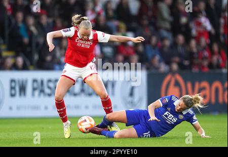 Sophie Howard di Leicester City (a destra) tenta di affrontare Frida Maanum dell'Arsenal durante la partita della Super League delle donne Barclays al LV Bet Stadium Meadow Park, Borehamwood. Data immagine: Venerdì 5 maggio 2023. Foto Stock