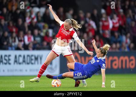 Sophie Howard di Leicester City (a destra) tenta di affrontare Frida Maanum dell'Arsenal durante la partita della Super League delle donne Barclays al LV Bet Stadium Meadow Park, Borehamwood. Data immagine: Venerdì 5 maggio 2023. Foto Stock