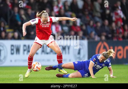 Sophie Howard di Leicester City (a destra) tenta di affrontare Frida Maanum dell'Arsenal durante la partita della Super League delle donne Barclays al LV Bet Stadium Meadow Park, Borehamwood. Data immagine: Venerdì 5 maggio 2023. Foto Stock
